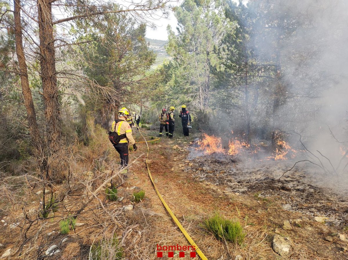 bomberscat's tweet photo. 📷 #cremaprescrita a la zona de l'Alzina, a Sant Esteve de la Sarga. A les pràctiques hi col·laboren també @BombersAndorra https://t.co/KlnqTcLkwb