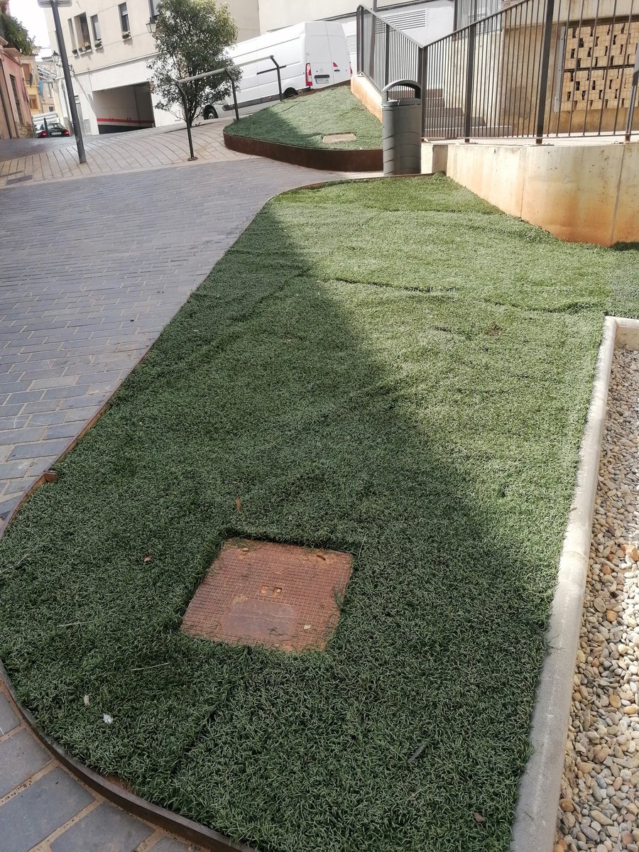 LuisBandrs's tweet photo. Inaugurado ayer, ¿los acabados no podrían ser un poco mas finos?
@aytohuesca @Huesca_LaMagia

https://t.co/HVk4VV17hi https://t.co/H29F2p4kuO