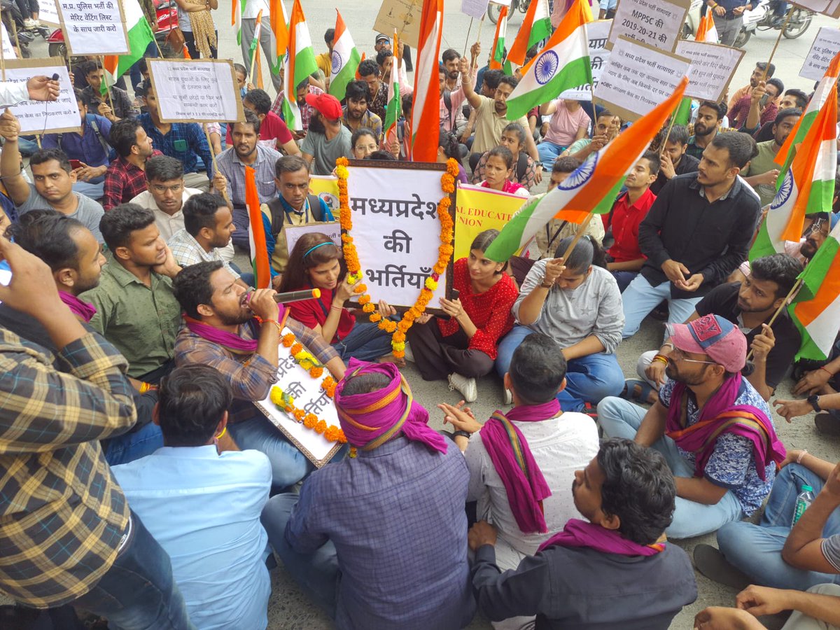 PankajSinghAAP's tweet image. मध्यप्रदेश में नौकरी में भर्ती के लिए युवा साथी भर्ती सत्याग्रह करने के लिए विवश हैं। @ChouhanShivraj झूठी घोषणाएं करके युवाओं को गुमराह करना बंद करिए और तत्काल प्रभाव से खाली पड़े सरकारी पदों पर भर्ती करिए अन्यथा यही युवा 2023 में आपकी सरकार को उखाड़ फेंकेगे।
@NEYU4INDIA