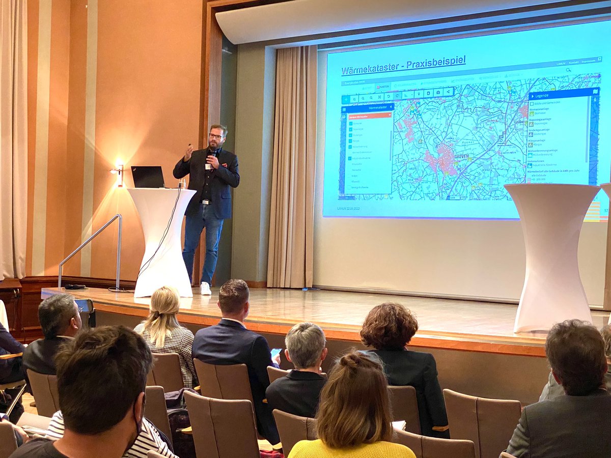 lanuvnrw's tweet photo. Klaus Vogel, #Klimaschutz-Experte @lanuvnrw: „Im Wärmekataster stehen die Datengrundlagen für die kommunale Wärmeplanung bereit!“ 💪
#energy4climate #Energieatlas
#KommunalK2022
@NRW_E4C https://t.co/9kH6kYUji4