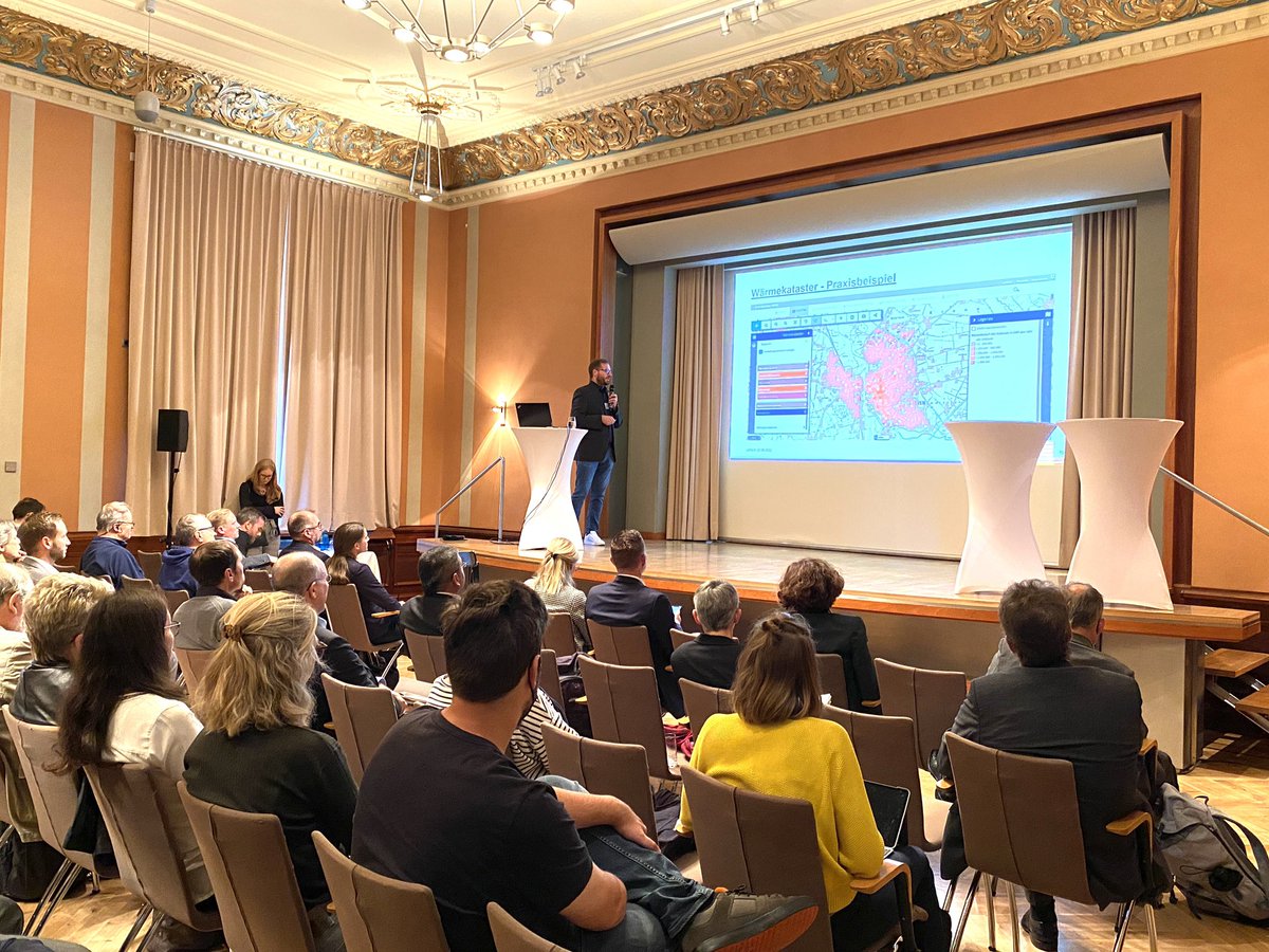 lanuvnrw's tweet photo. Klaus Vogel, #Klimaschutz-Experte @lanuvnrw: „Im Wärmekataster stehen die Datengrundlagen für die kommunale Wärmeplanung bereit!“ 💪
#energy4climate #Energieatlas
#KommunalK2022
@NRW_E4C https://t.co/9kH6kYUji4