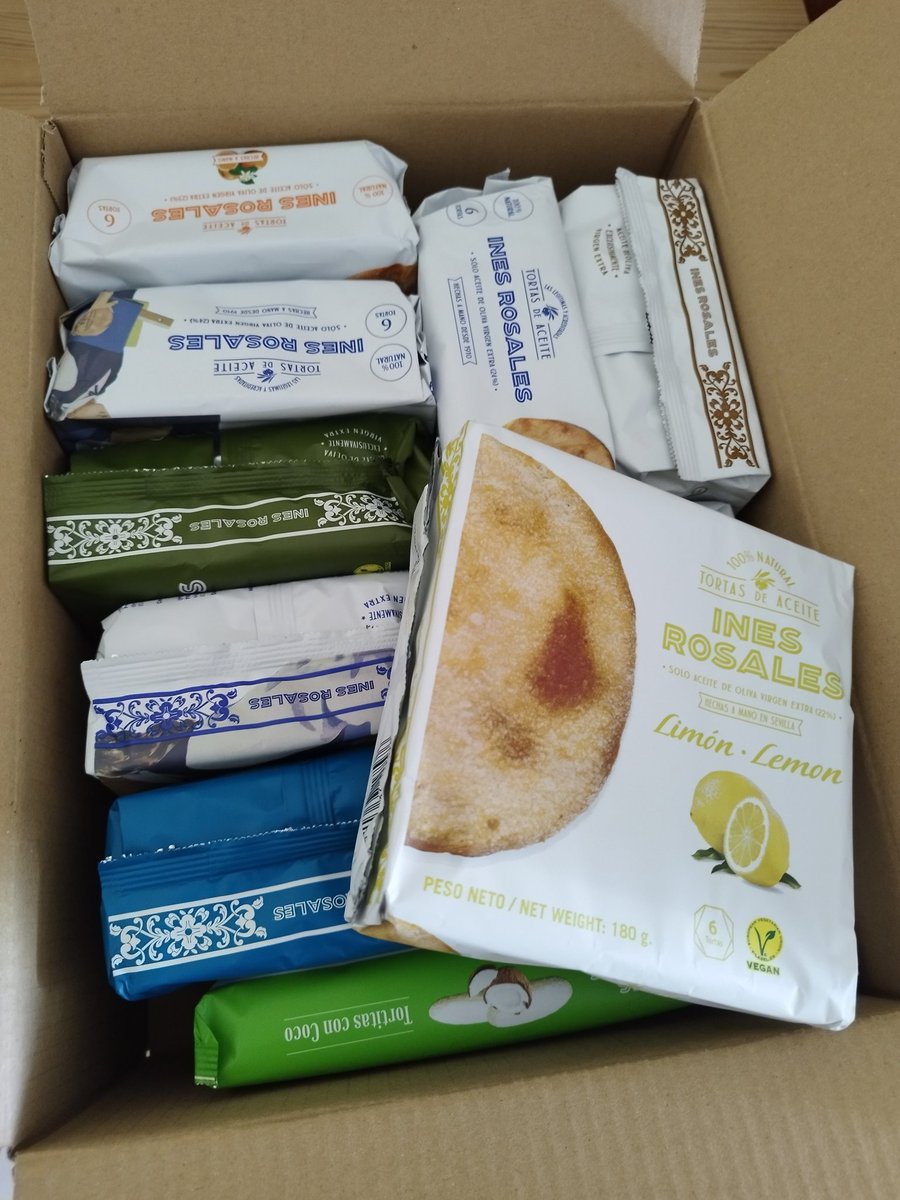 Tefresa's tweet photo. La felicidad que te da cuando tienes una mala semana y @franseisdoble te regala una caja de 2 kilos de tortas de @INESROSALESsau 
Porque no hay nada que no arregle la comida 🫓❤️ https://t.co/augCmKXCkf