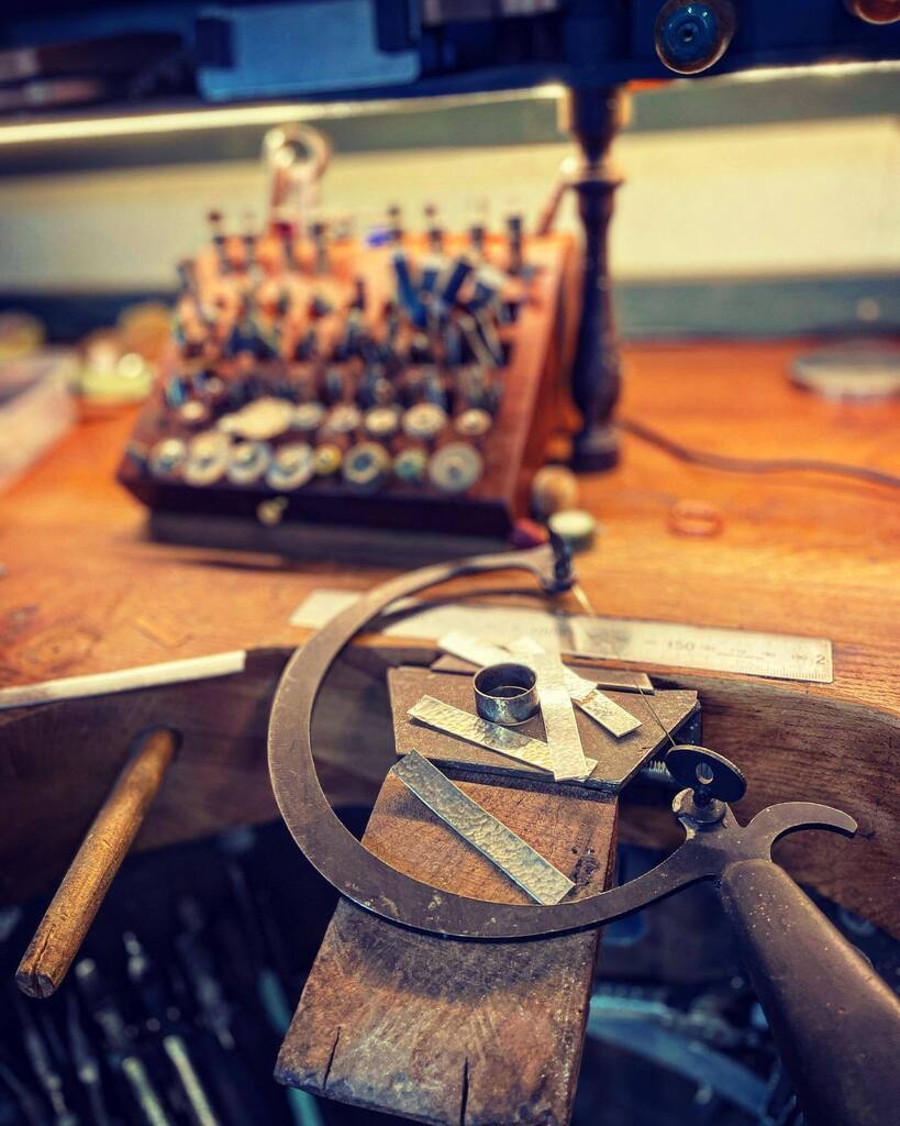 Crazy busy not just for market this weekend, where you can find me at @artsmixleeds on Saturday and @craftyvintage Whalley on Sunday but also having to stock up for Chatsworth Christmas market starting in November 😬❤️
.
.
#rooksandrosesjewellery #roo… instagr.am/p/CizpRYWt6v_/