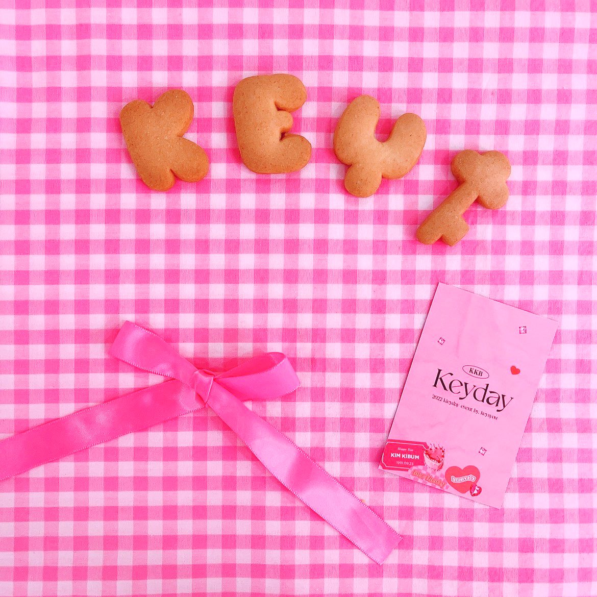yolumlovesyou's tweet photo. keyさん💗 9.23-9.25
✦ 𝐇𝐚𝐩𝐩𝐲 𝐊𝐞𝐲𝐃𝐚𝐲
@keysyou  様
@keysyou_jp  様　　　
🍰ケーキ
🍪クッキー
💗カップ
💗特典ポストカード2枚2カット トレカ2枚
🙇‍♀️カップと焼酎グラス、グッズが遅延しております 引換券をお渡しいたします
💗お誕生日特典
焼酎グラス9名様

#가을에_찾아온_봄 https://t.co/teDIQt0tY0