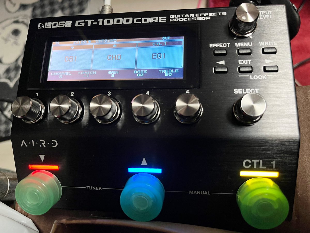 inocho_5st_bass's tweet photo. 弦交換を経て音作り。ベースをとっかえひっかえツマミをぐるぐるしながら、ベース1本とマルチ1台でやりたい事色々出来るように試行錯誤です。

そして色んなチューニングに対応するためにピッチシフター使うけど、音に若干不満があるのでカポの併用も試します。

#IBANEZ
#EHB1005MS
#BOSS
#GT1000CORE https://t.co/t96glWk5kc