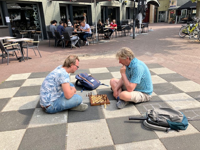 maxeuwecentre's tweet photo. Due to an investigation by the municipality, no large chess pieces could be found on the Max Euweplein in the past two weeks. Some chess enthusiasts found their own solution for that! https://t.co/6sc7P93RcG