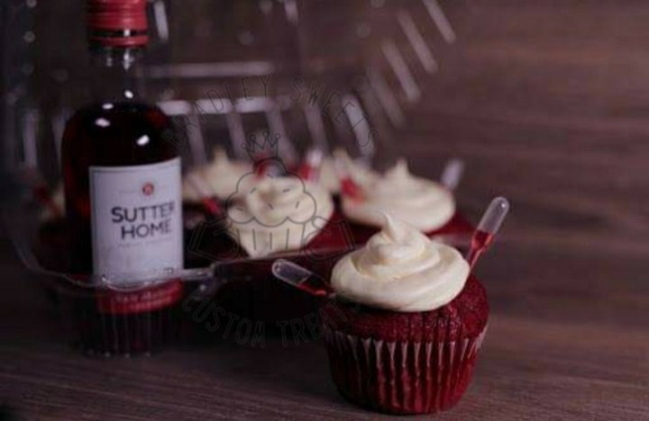 bradleysweets21's tweet photo. @SutterHome Now I may not partake in the Wine Drinking, more of a Whiskey Queen Myself, but oh does it infuse into a cupcake so well .... Where the Wine Lovers at??

#thirstythursdays #winelover #winetime #bradleysweets #burnsmybutter #tomakingitcount #cupcakes #sutterhome https://t.co/NLYhD3JgdR