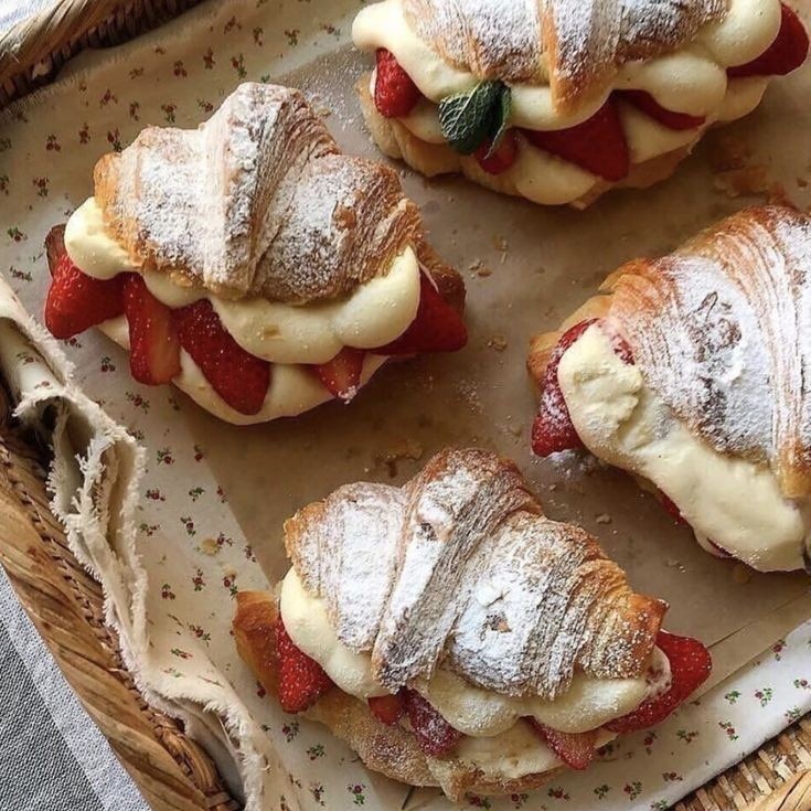 BOGUMMVY's tweet photo. @saeraena The bakery lady said you'll like these way more than the person that bought them (me). So now I'm in a competition with bread and strawberry.

I hope I win. 🥹 https://t.co/4whhmTKBXC