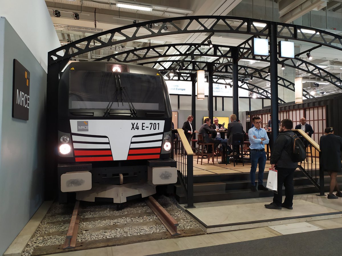 B_railway_dog's tweet photo. Best bar setup ever 🤩😍😍😍😍😍😍 #Siemens #Vectron #mrce #InnoTrans2022 #Innotrans22 #innotrans https://t.co/dQgyCNuFWY
