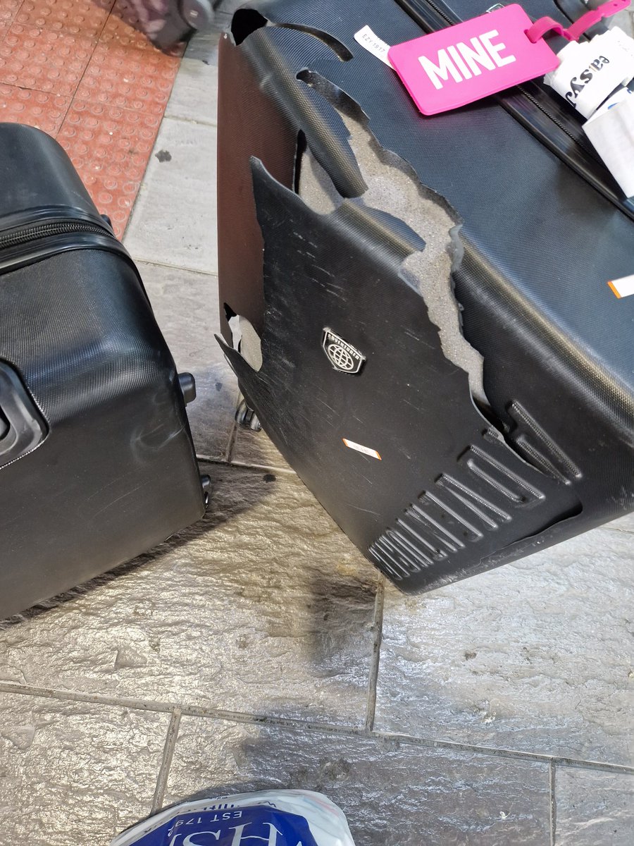 karinadaley91's tweet photo. @easyJetholidays absolute joke the way I got my suitcase off ur plane didn't even wrap it https://t.co/s5rhnGeV0v