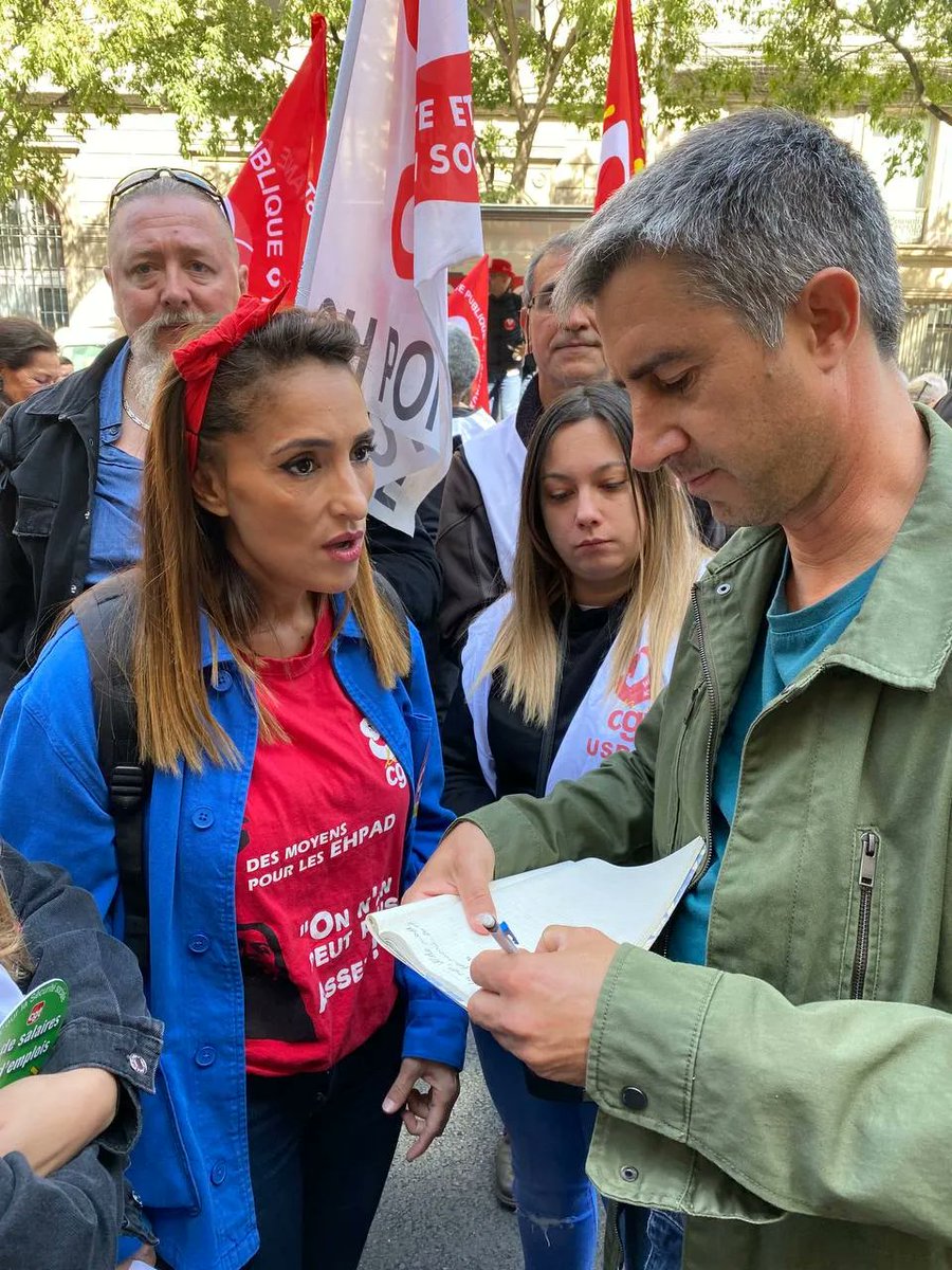 Francois_Ruffin's tweet photo. "Je veux plus rentrer chez moi avec honte, en me disant : 'Tu fais de la merde, tu maltraites les personnes âgées'." Siham, infirmière en Ehpad. Les soignants réclament juste ca : bien faire leur métier, avec fierté. https://t.co/kCaCYpGEDW
