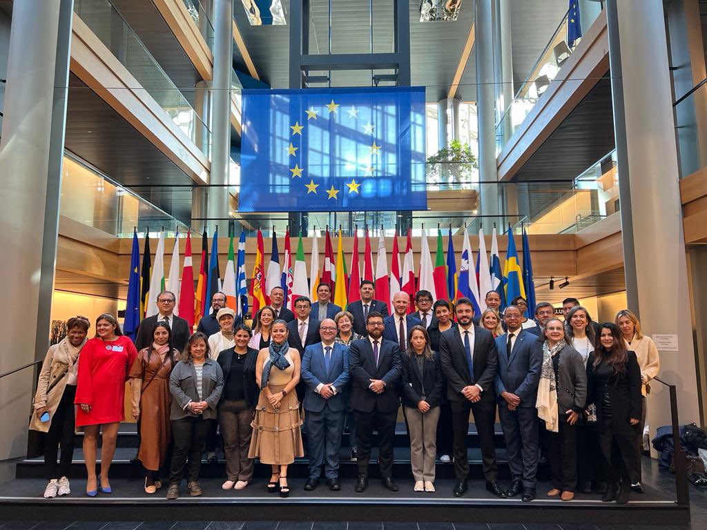 Esc_Judicial's tweet photo. Integrantes de las Promociones 7, 8 y 9 de #Formación #Jurídica #Especializada #FJE realizan esta semana estancia en instituciones #europeas https://t.co/Y2CVUiAvdl