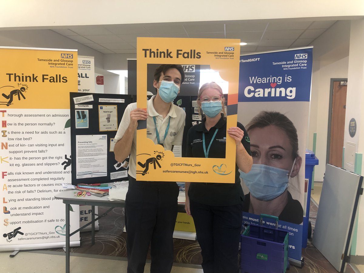 Team work this morning 🙋‍♀️ physiotherapy 🏋️‍♂️ & learning disability nurse 👩‍⚕️ working on falls information stand @ Hartshead South #FallsAwarenessWeek #FallsPreventionAwarenessWeek @SusieR1 @katiedamer @k_mantron @LHM196 @Candicewalker00