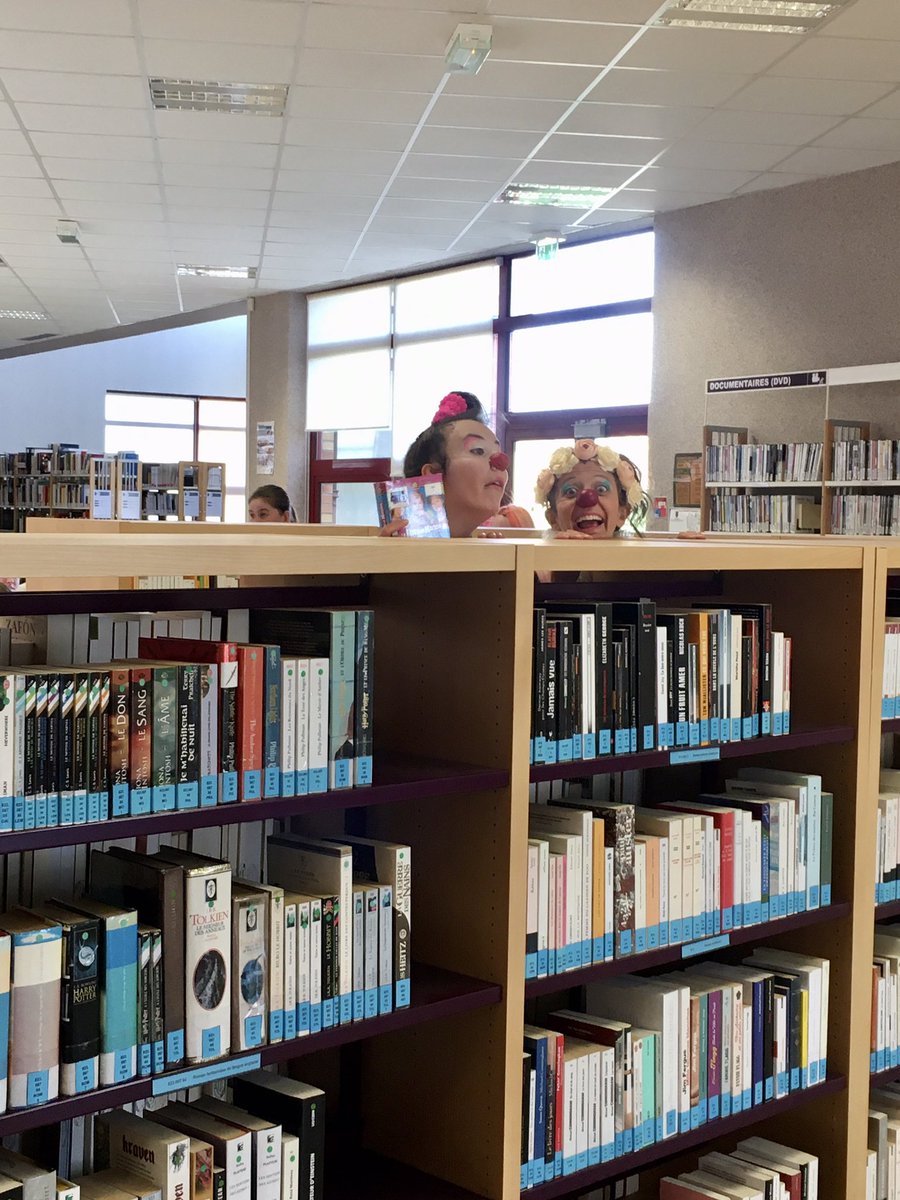 A l’occasion de la journée d’intégration organisée à @Univ_Artois la #BUArras a reçu la visite des Les Soeurs  Moumoute. 
Les avez-vous croisé?