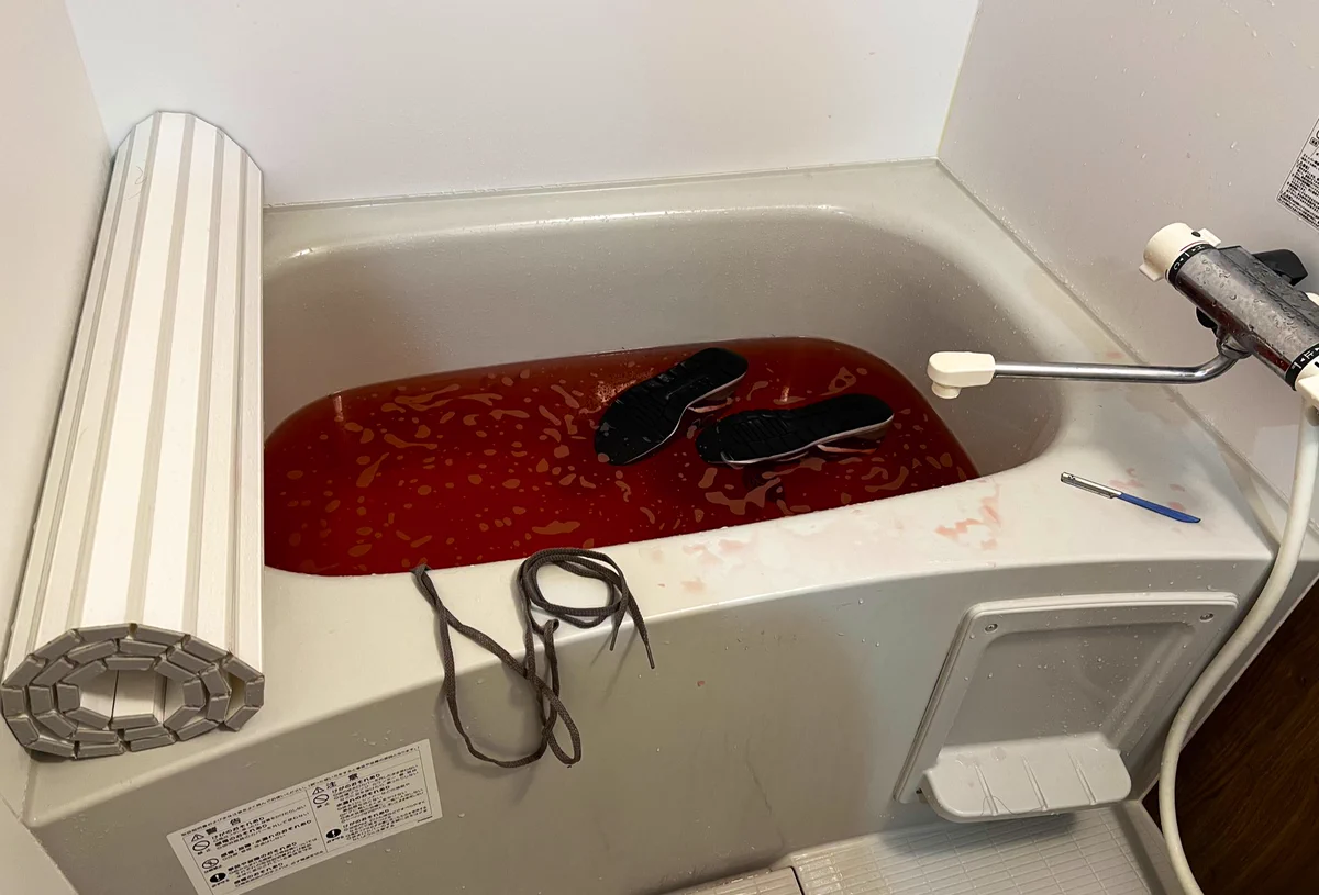 赤いスニーカーをお風呂で洗っただけなのに、猟奇殺人の現場みたいになったｗ
