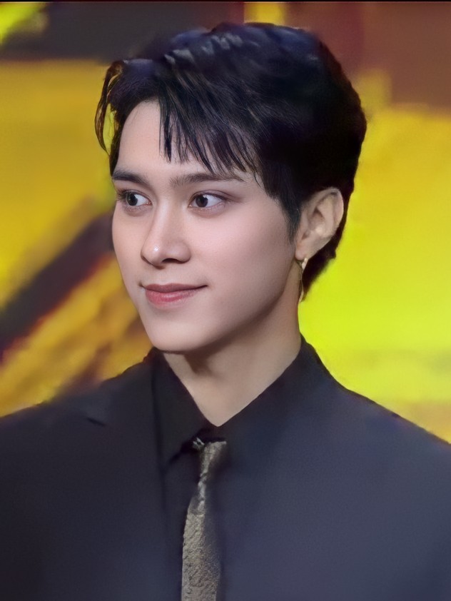 jj_jyong's tweet photo. HENDERY LO BISA DIEM GA?! GANTENG BANGET ANJRIT

#WayVatITA2022 https://t.co/9Mu6Qj3ugo