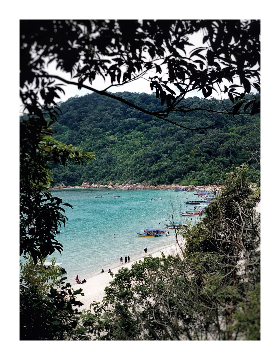 mohamizi's tweet photo. Pulau Redang. Checked ✅

With no itineraries and zilch contacts; A group of {brainless} five, backpacking their way to the coast and get the first transit to an island.

Homeless even before boarding their boat, they somehow managed to crawl out their way with a sweet ending :) https://t.co/oHzcRxUfjU
