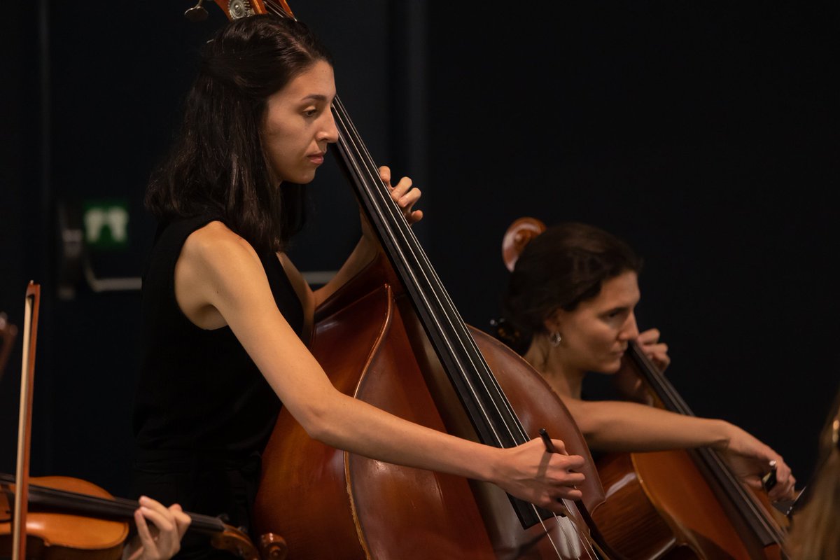 orquestraUPF's tweet photo. Correcte! És un #contrabaix i en necessitem dos. T'animes?  Encara ets a temps. Vine a gaudir de la música amb l'orquestra de la #UPFBarcelona. La teva, la nostra.
@CulturaUPF @universitatscat #LaBenvingudaUPF @esmuccat @liceu1837 @CMMB_Cat @xarxavives @JolaPompeu
📸 @fcamallonga https://t.co/4JPDwMDS54