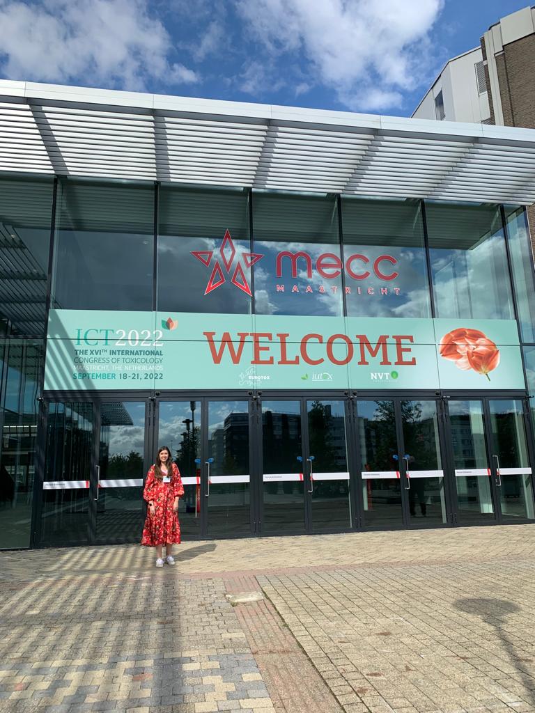 becca_jensen's tweet photo. First time presenting my work with an short oral communication at the International Congress of Toxicology 2022 @congress_ICT, in Maastricht, Netherlands 📍Attended some great sessions and met lots of experts in the toxicology field. #ict2022 #unitingintoxicology https://t.co/OipOCODFaJ