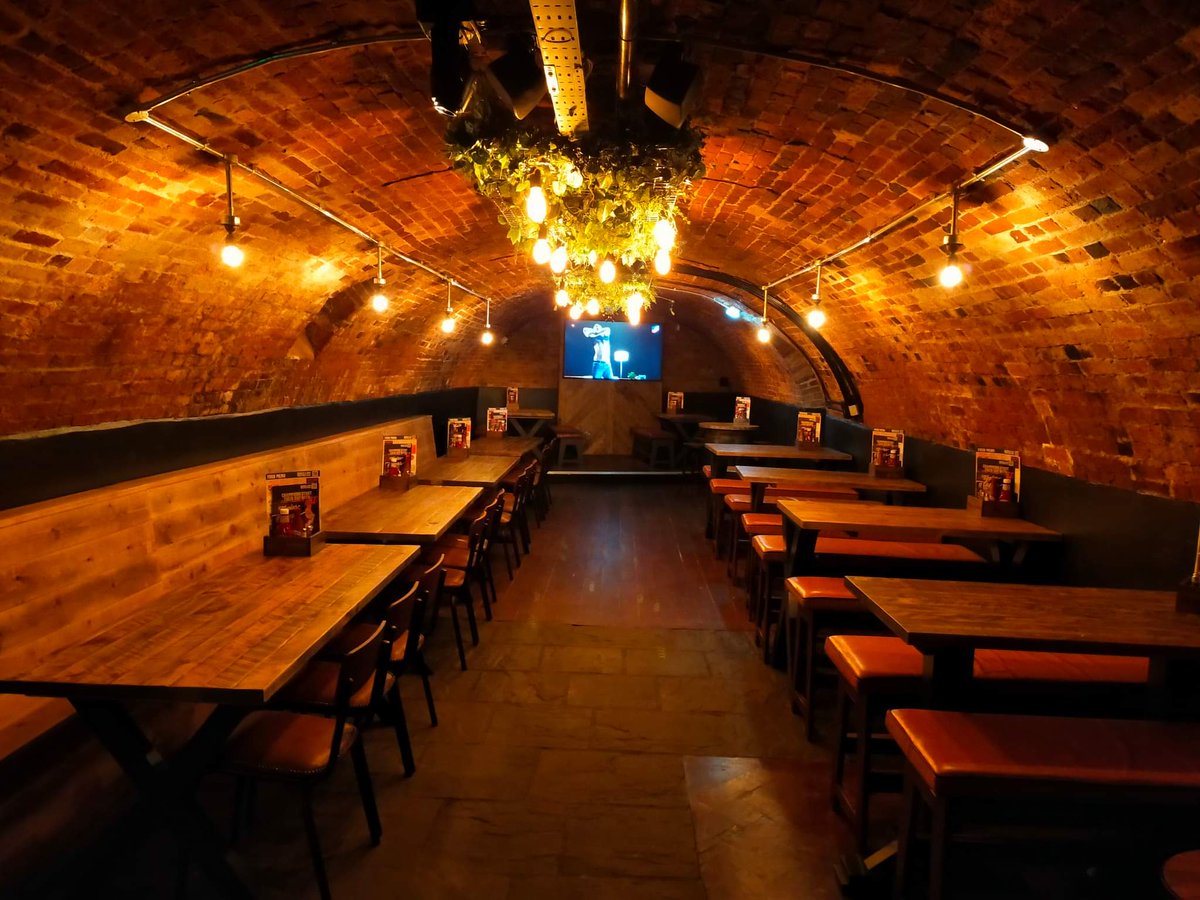 WhatsOnShrops's tweet photo. Historic Shrewsbury pub, Hole In The Wall, has undergone a complete refurbishment - and it's looking fantastic! 🍻

The pub is throwing a launch party this evening with live music from The Jo Baldwin Project. Go check it out.

📸 @OriginalShrews https://t.co/GwFb4hMWXE