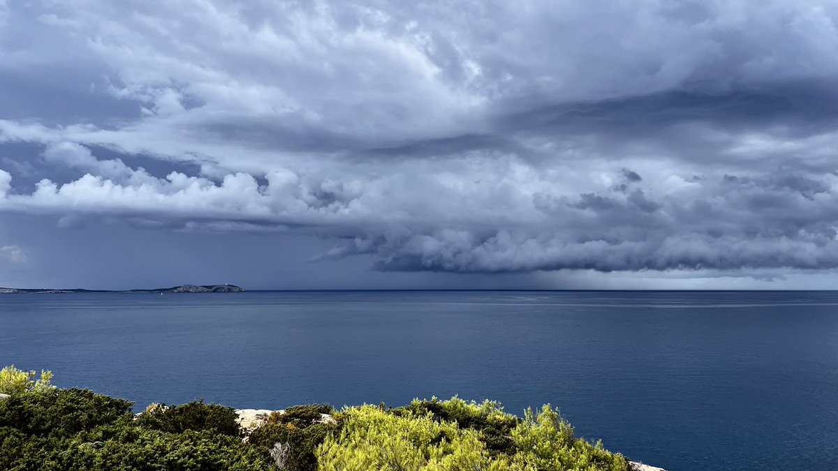 LetoIbz's tweet photo. @tiempobrasero Desde la isla de Ibiza ( San Antonio ) viendo llegar las tormentas. https://t.co/K0icEXdHfM
