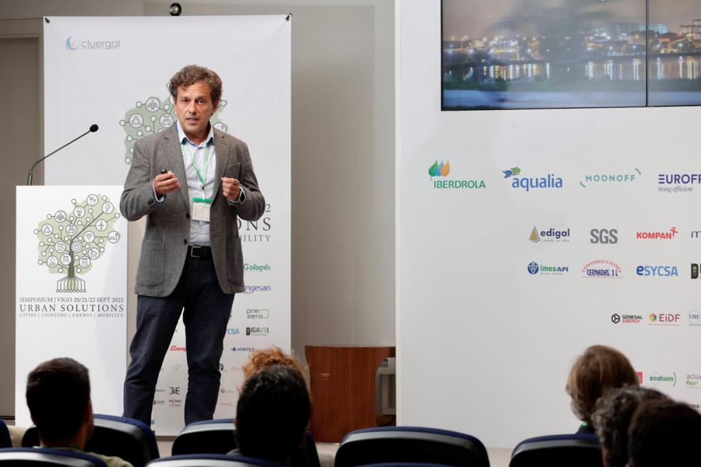 UrbanSimposium's tweet photo. Sobre la iluminación como herramienta de diseño en el paisaje nocturno de las ciudades nos habló Coque Alcázar Sánchez-Vizcaíno, Presidente de la Asociación Slowlight

#UrbanSimposium https://t.co/rDF0mQsoey