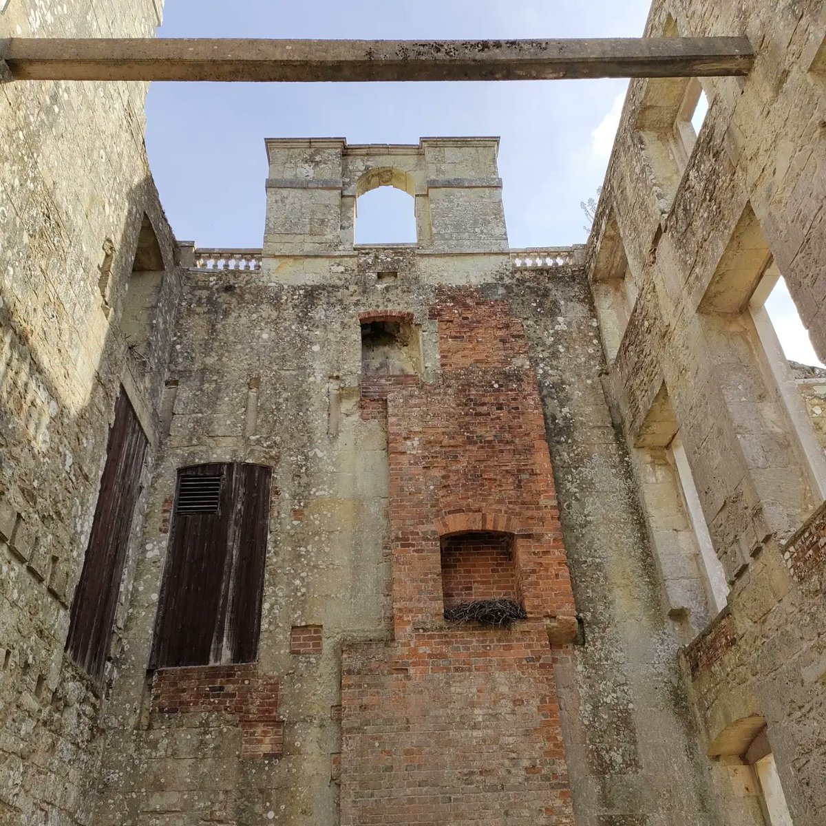 Teenski1's tweet photo. Love holidaying at home this time of year. Lots of free things to see. #Appuldurcombe #ruins https://t.co/HjtPuU2Vq6