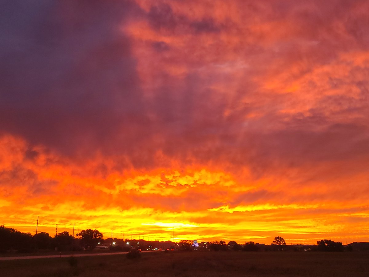 le_never_2_old's tweet photo. How magical is this? #Sunrise #NorfolkNebraska https://t.co/mauzQUioDD