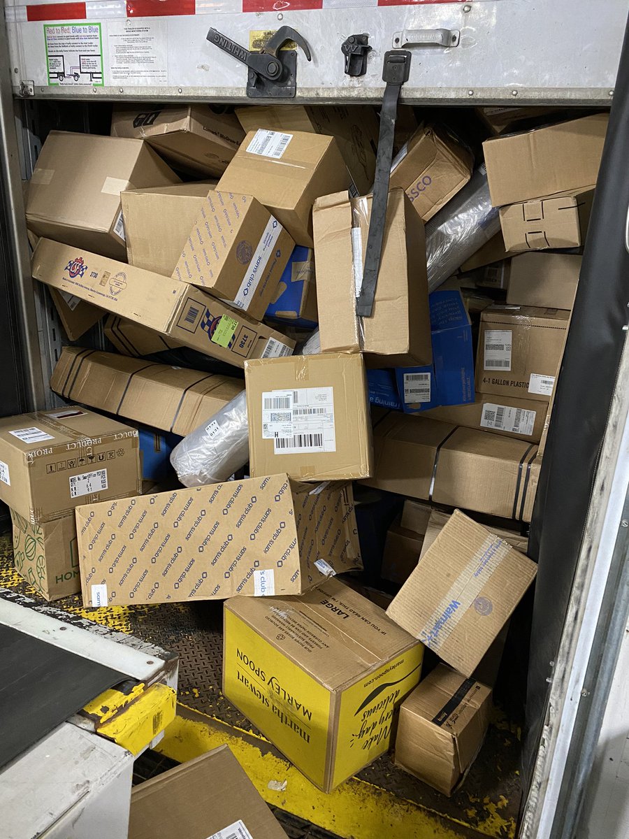 KristianAtheist's tweet photo. Thanks a bunch St. Paul Hub #ChockFull #SafetyLast #FedExGround https://t.co/LpXTf30bYd