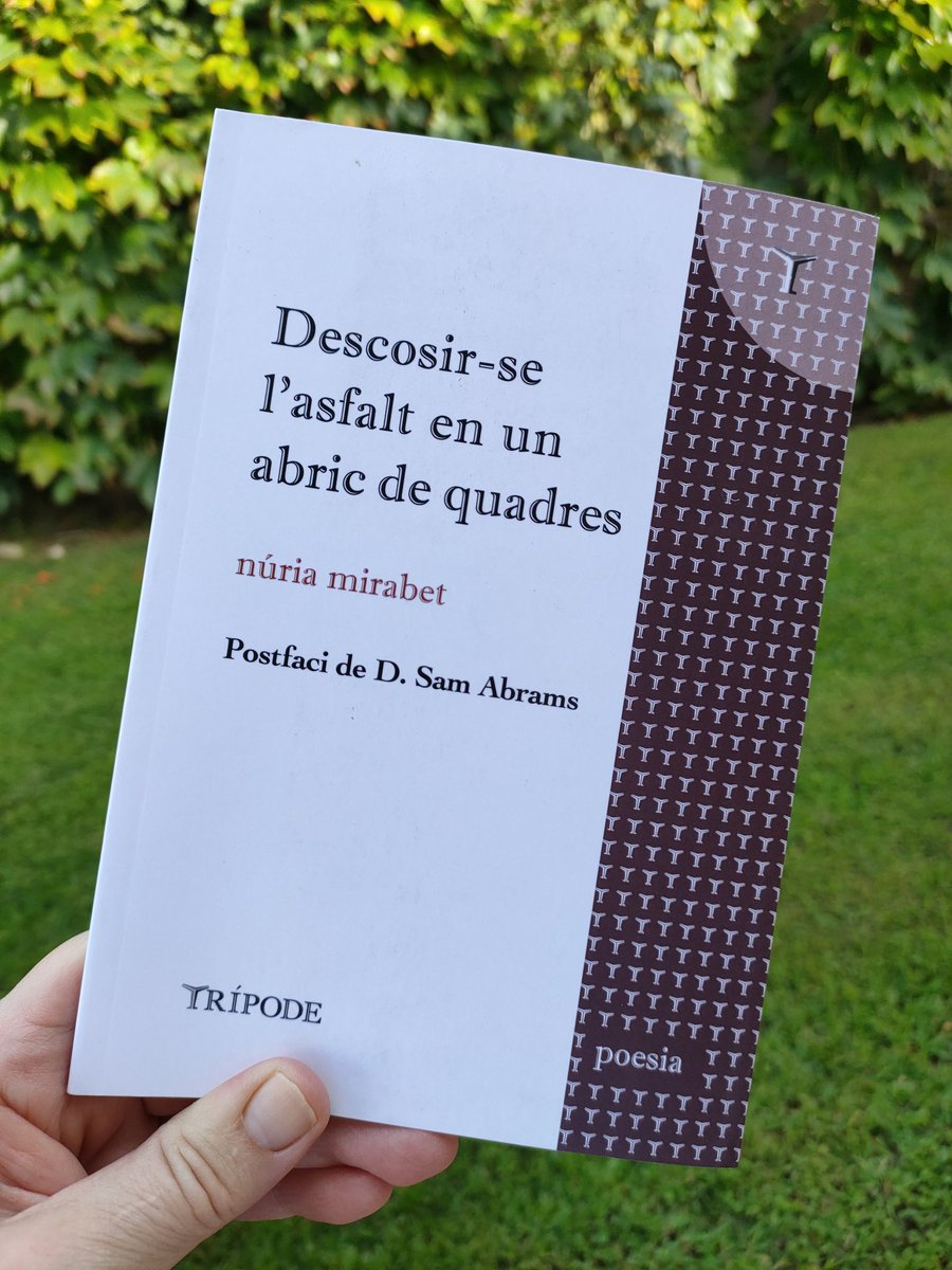 “els ciris segueixen cremant / la intempèrie continua sent el sostre comú / on ressonen les cendres dels temples caiguts” Una mirada que observa, que busca i que furga dins la condició humana, trencant fronteres i límits. @nuria_mirabet @Ed_Tripode