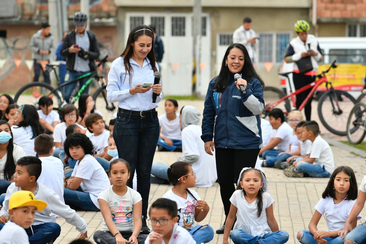 SectorMovilidad's tweet photo. “Nos encontramos en el Colegio de la Bici, donde queremos reconocer el esfuerzo y ejemplo que nos dan nuestros pequeños de los proyectos de @alcolegioenbici y @CiempiesNP, quienes a diario se movilizan a su colegio de forma sostenible, en bici o caminando”: @Deyaniravilam https://t.co/HRWn9VOoNZ