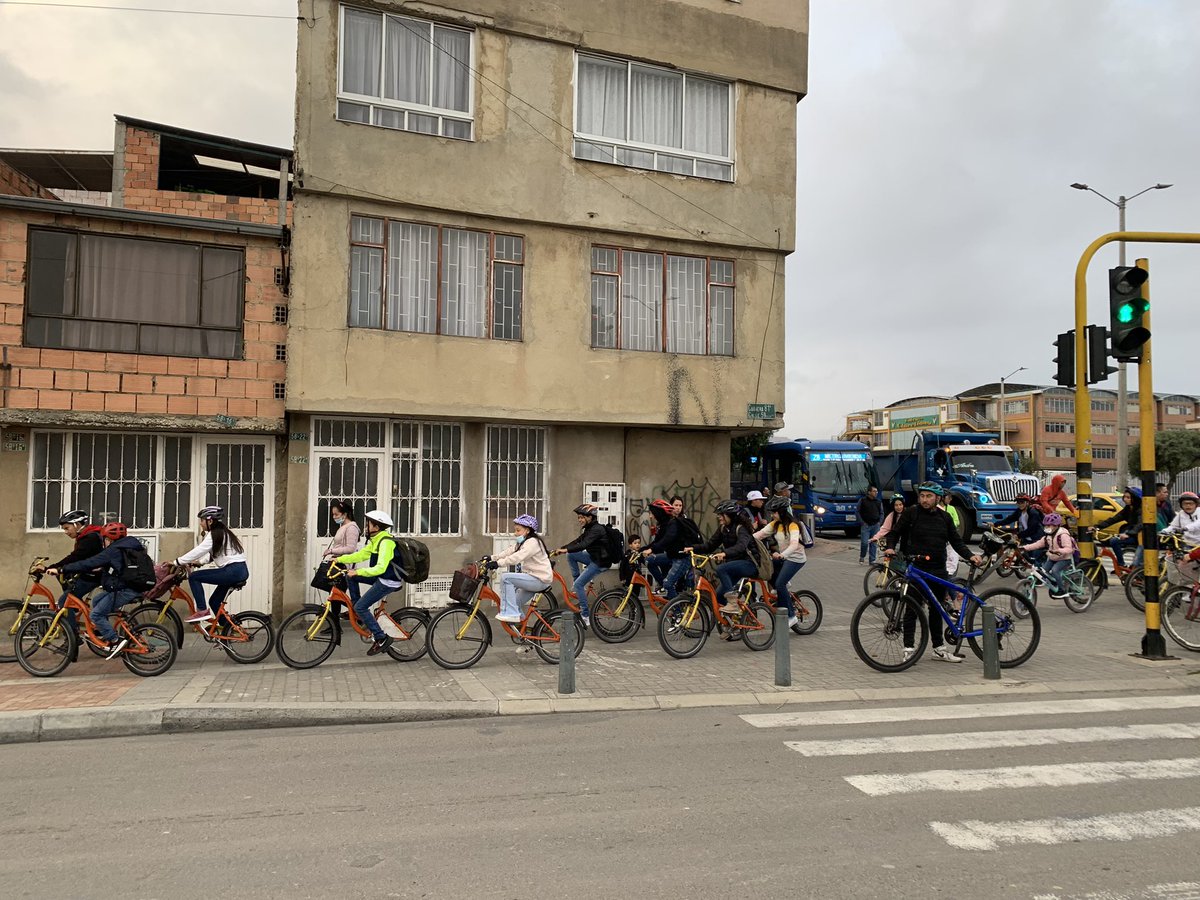 SectorMovilidad's tweet photo. “Nos encontramos en el Colegio de la Bici, donde queremos reconocer el esfuerzo y ejemplo que nos dan nuestros pequeños de los proyectos de @alcolegioenbici y @CiempiesNP, quienes a diario se movilizan a su colegio de forma sostenible, en bici o caminando”: @Deyaniravilam https://t.co/HRWn9VOoNZ