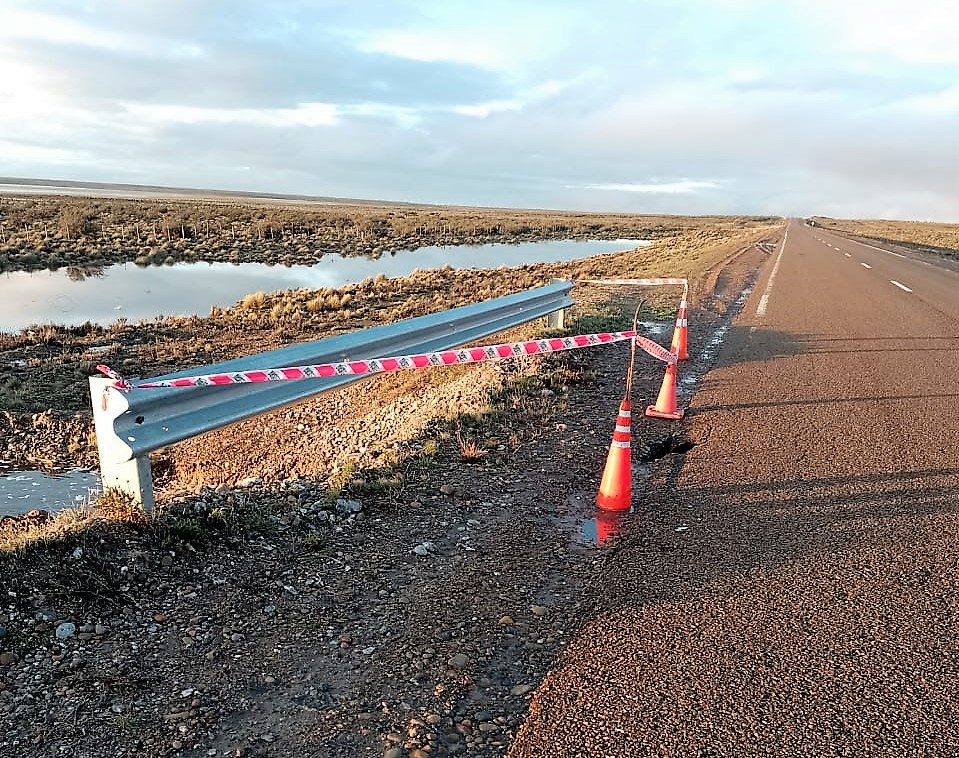 Marceyap's tweet photo. ⚠️#Chubut 22/09/2022 09hs #VialidadNacional informa que a partir de las 10hs se rehabilita la circulación en la RN3 tramo #Trelew-#ComodoroRivadavia, para todo tipo de vehículos. Hay que circular con extrema precaución entre km 1690-1730. Sectores con banquinas descalzadas (foto) https://t.co/3rrJ4e3erU