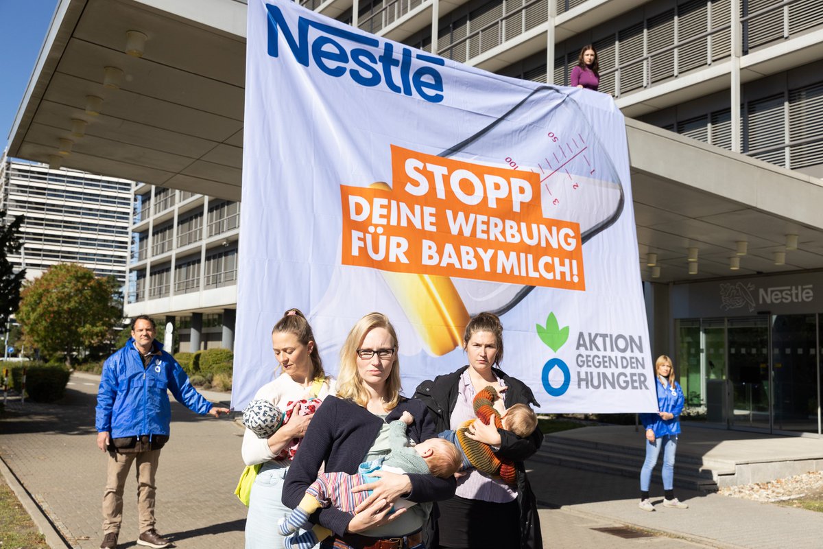 acf_deutschland's tweet photo. Wir steigen #Nestle aufs Dach! Vor der Konzernzentrale in Frankfurt fordern wir: Haltet euch endlich an die Spielregeln der Weltgesundheitsorganisation und #StopAds4Babymilk! 

Unterschreibe jetzt unsere Petition!✍️ https://t.co/R1gZit7e9w https://t.co/KrzYYDpnDN