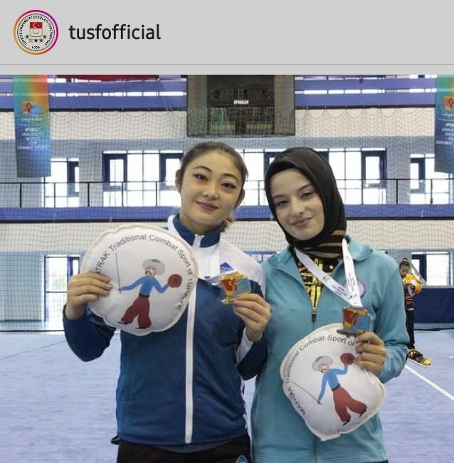 Tusf ve Fisu organizasyonluğunda gerçekleşen Dünya Üniversiteler Dövüş Sporları Kupası için Osmanlı Matrak oyunundan esinlenerek yaptığım Maskot Tasarımı'nı sporcularımızda görmek beni çok mutlu etti. #tusf #fisu #kombatsports #cigdemdemirdesign