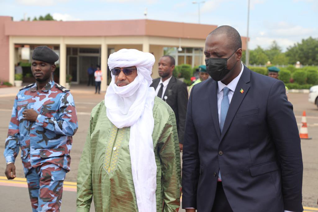 AgIlyene's tweet photo. J'ai accompagné ce  22/09/2022 à l'aéroport le Premier ministre par intérim, le  @Col__Maiga  qui participera, du 22 au 26/9/ 2022, à la 77ème Session #ordinaire de l’#Assemblée générale de l’#ONU à New-York.#Mali https://t.co/ZuKV3dhiGD