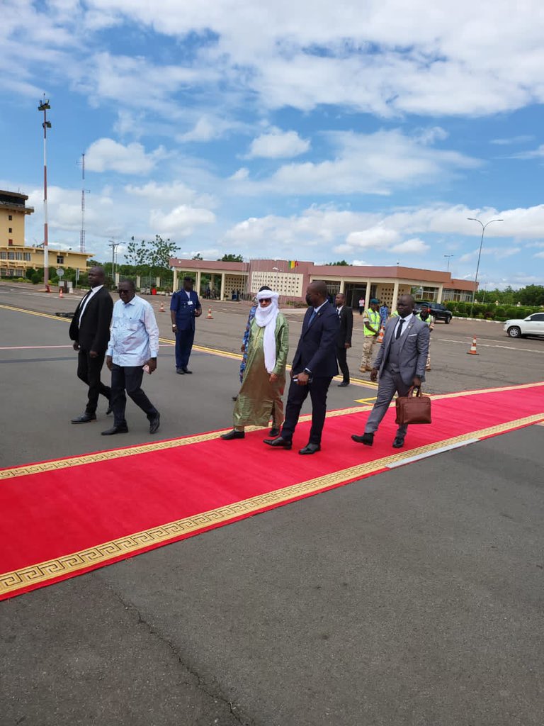 AgIlyene's tweet photo. J'ai accompagné ce  22/09/2022 à l'aéroport le Premier ministre par intérim, le  @Col__Maiga  qui participera, du 22 au 26/9/ 2022, à la 77ème Session #ordinaire de l’#Assemblée générale de l’#ONU à New-York.#Mali https://t.co/ZuKV3dhiGD