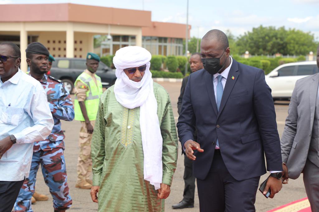 AgIlyene's tweet photo. J'ai accompagné ce  22/09/2022 à l'aéroport le Premier ministre par intérim, le  @Col__Maiga  qui participera, du 22 au 26/9/ 2022, à la 77ème Session #ordinaire de l’#Assemblée générale de l’#ONU à New-York.#Mali https://t.co/ZuKV3dhiGD