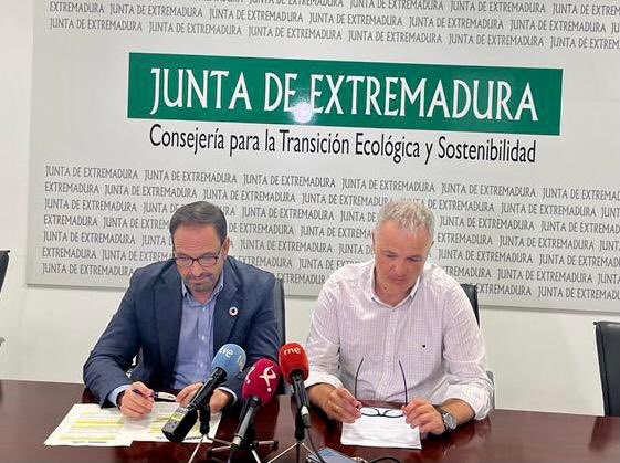 anagalan131's tweet photo. Presentación de la campaña “El Mundo” para sensibilizar a los extremeños de la importancia del reciclaje de envases en la Junta de Extremadura @Transicion_eco @ecoembes https://t.co/xkWEIn4MBA
