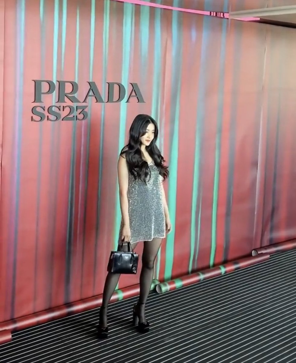 taerihim's tweet photo. Pertama kali nnton fashion week , wkk 
Karena kim taeri tentunya 

#KimTaeRi
#KimTaeRixPRADA
#TaeriWearsPrada
#김태리
#OptoutPrada https://t.co/ZWWsdD2HXq