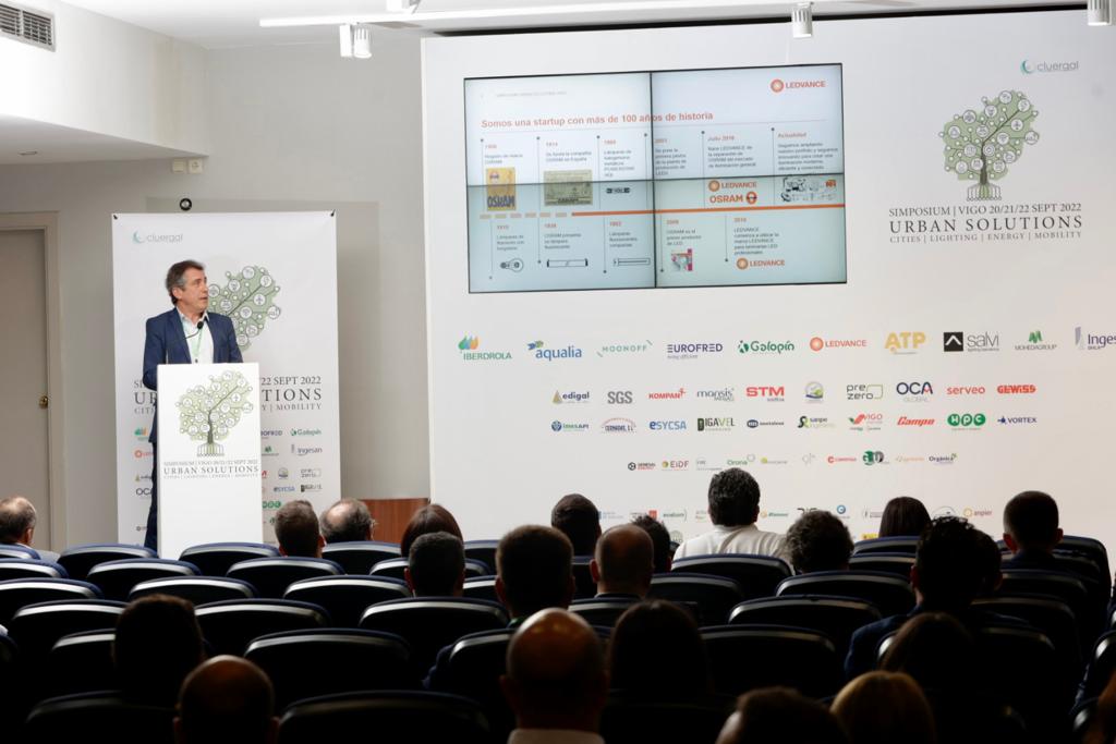 UrbanSimposium's tweet photo. Miguel San Juan , de LEDVANCE nos expone soluciones técnicas en iluminación eficiente.

@LedvanceSpain 
#UrbanSimposium https://t.co/QXeKBN5id6