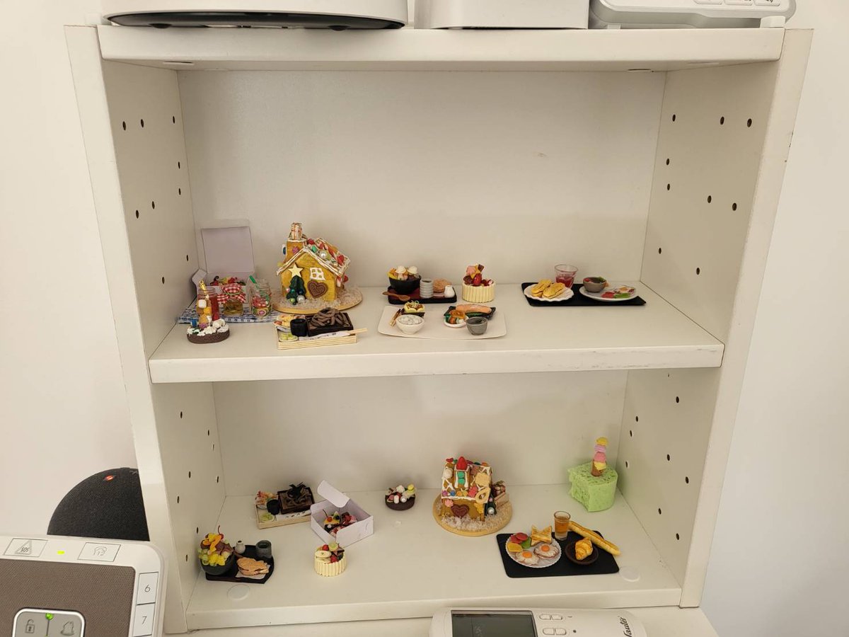 satomini_fr's tweet photo. 4歳～12歳までが参加したパリこども粘土教室で作った「日本の朝ごはん」。作る品数が多すぎてめちゃくちゃ大変だったけれど（集中力の限界もあるし、おしゃべりもしたいし）制限時間ギリギリでなんとか完成させて😅一安心。ママさん達から届いた（その後の）写真にも感謝。#ミニチュアフード #朝ごはん https://t.co/IOzJ6e9wJc