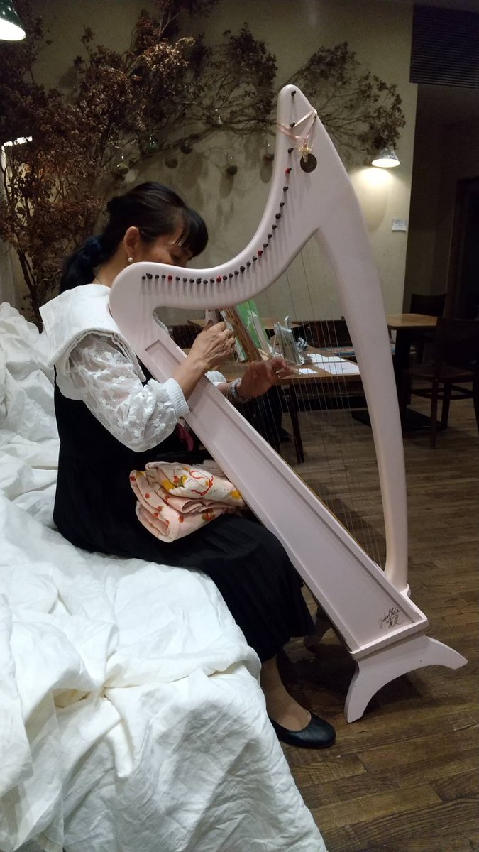 amane20170729's tweet photo. 今日のLove Tableさんも、無事の終えることができました！
ありがとうございました！
お友だちも聴きに来てくださり、本当に嬉しく心強かったです！
次回は10月8日（土）18時～20時です。
ぜひぜひお越しくださいませ！
#lovetable
#小鳥を呼ぶハープ
#ソルフェジオ周波数
#528Hz
#癒し
#揺らぎ
#波動 https://t.co/LmIyKPmsJV