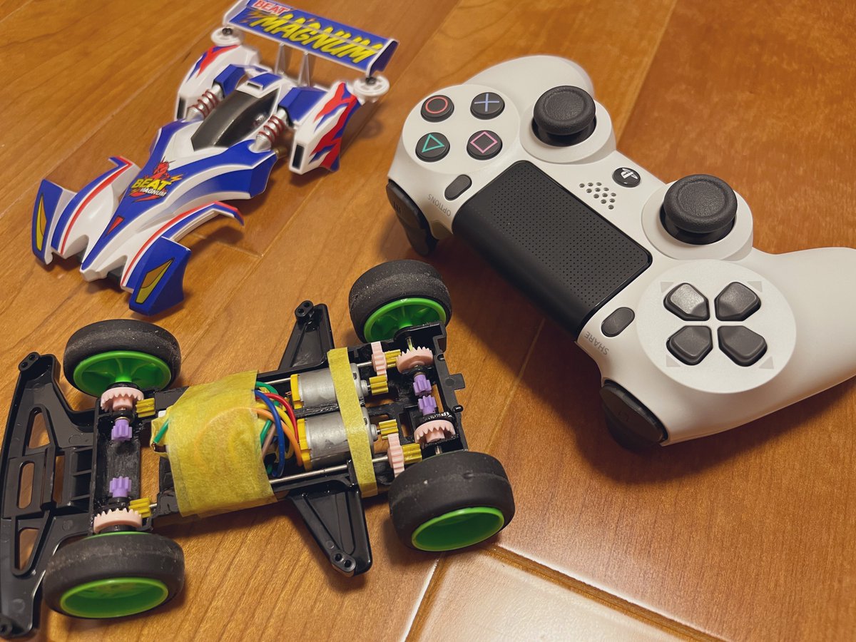 nnfnnfbrother's tweet photo. そして、PS4のコントローラーも購入しました(PS4持っていない)。
L2で左のタイヤを、R2で右のタイヤを、それぞれ速度を細かく調整しながら動かせます。
また、L1とR1で前進後退の切り替えも可能です。
とても面白いです。
#ビートマグナム #ミニ四駆 #ラジコン #bCore4 https://t.co/dsEdq3h9Nh