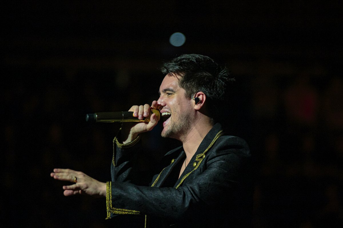 NationwideArena's tweet photo. Hey Look Ma! Check out these pics from last night's @PanicAtTheDisco show at @NationwideArena. #VivaLasVengeanceTour https://t.co/vSIgpZLKRN