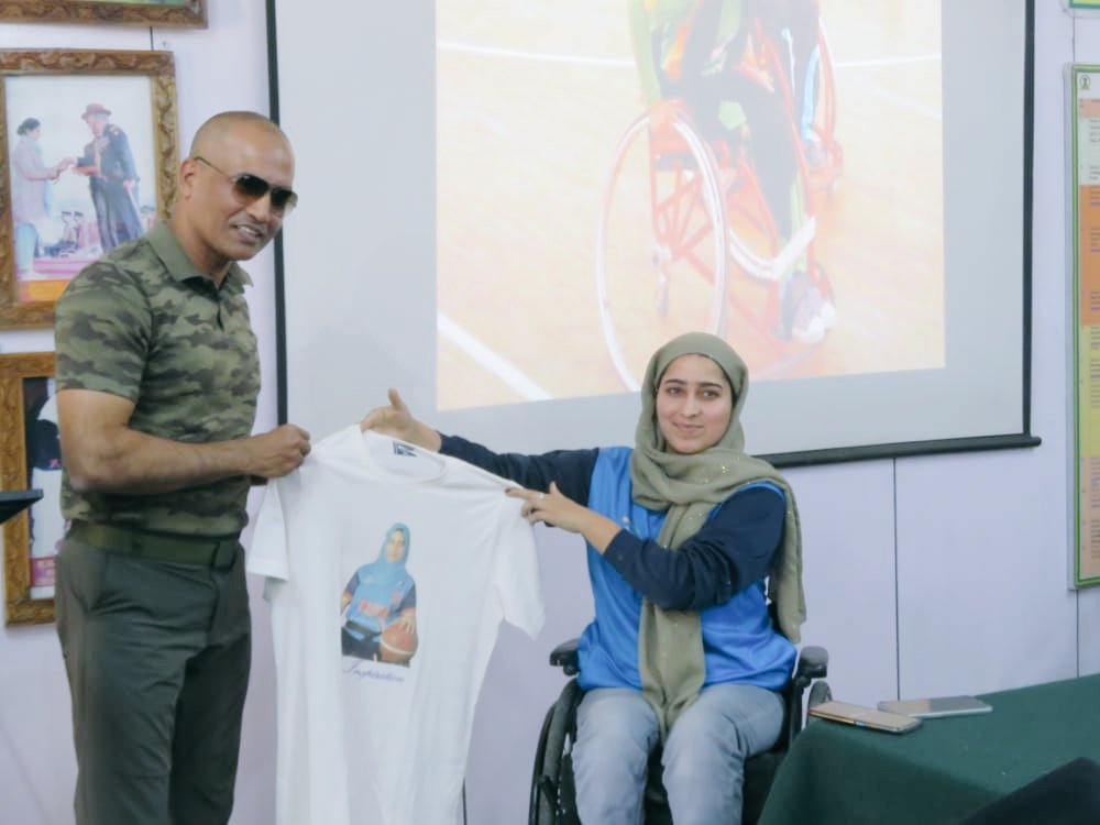 Ishrat_Akther's tweet photo. I am my own inspiration.. Thankyou sir @BhattaSubu  for this lovely tshirt..! 

#Inspiration 

@DrSyedSehrish @nuzhatjehangir @Tiny_Dhillon @ChinarcorpsIA @NBAIndia @TwitterSports @JKSportsCouncil @_IWBF https://t.co/ADMNVK1R0h