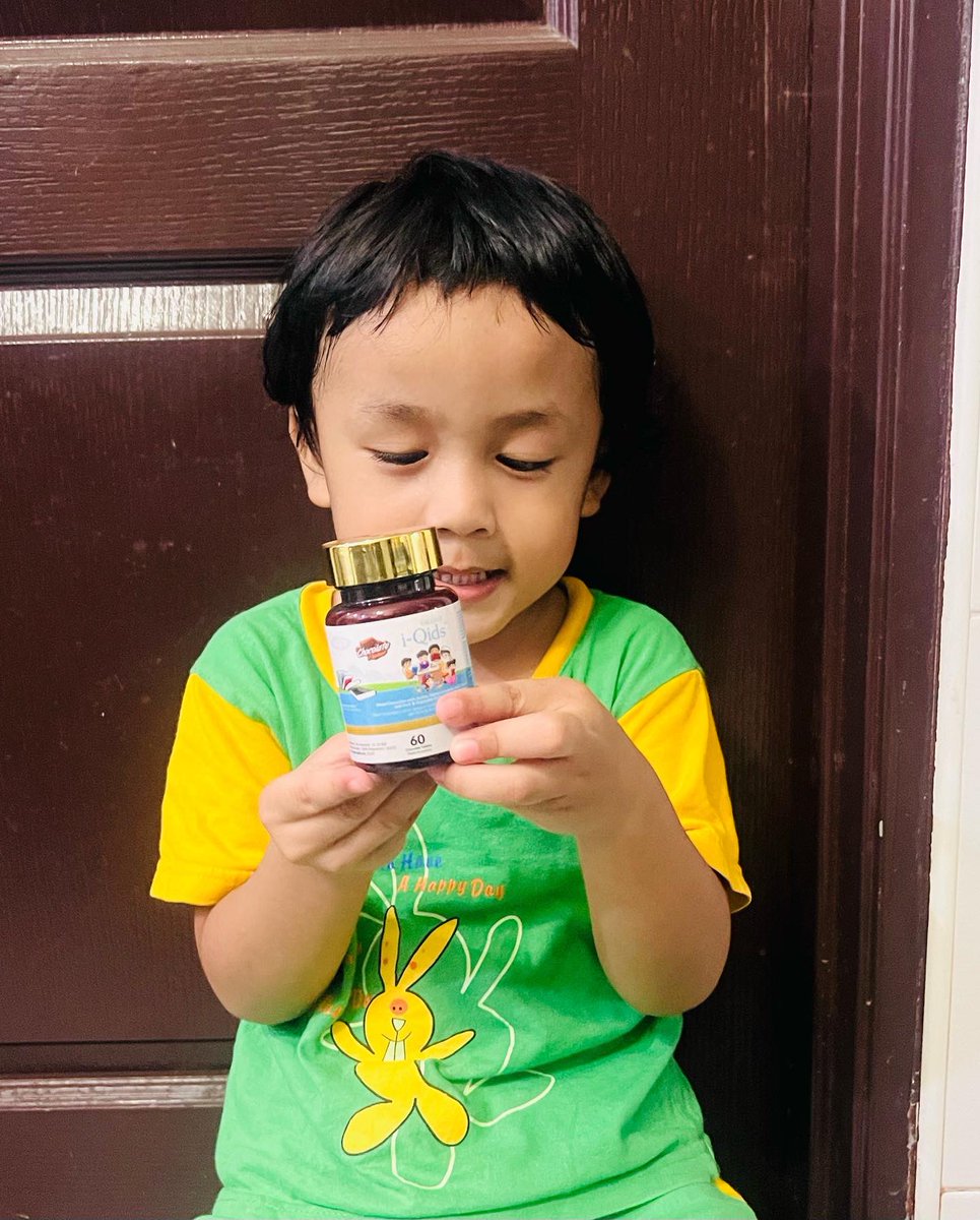 Si cilik peminat tegar Eskayvie i-Qids. Mulut petah. Baru umur 3 tahun. Kenal A to Z , kira 1-10. Boleh spelling sekecik-kecik perkataan kat label harga. Tantrum pun ok dah.

Baca lanjut: marshaliza.com/2022/08/2-Baha…

#EskayvieiQids #BoosterUntukMindaCerdas 
#EskayvieKitaIkhtiar