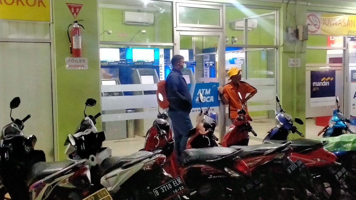 PurwaDR's tweet photo. Pemandangan Langka ATM BCA di Kalimulya Depok. 4 Mesin ATMnya tak bisa beroperasi semua. Sepi dari yang bertransaksi https://t.co/S41aFAc1O5