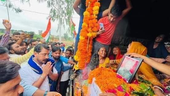 ChampionUmesh's tweet photo. भारतीय सेना के शहीद जवान की अंतिम विदाई में शामिल हुए @BhimArmyChief एडवोकेट चंद्रशेखर आजाद।
आज सहारनपुर (रामखेड़ी) की शान शहीद भाई अनुज कुमार पर हम सबको गर्व है। ऐसे जाबाँज योद्धा को हज़ारों बार नमन। 🙏🙏 @DalitTime @The_Voicemedia @TheNewsBeak @VinayRatanSingh @HimanshuValmi13 https://t.co/aCZlPPr2MD