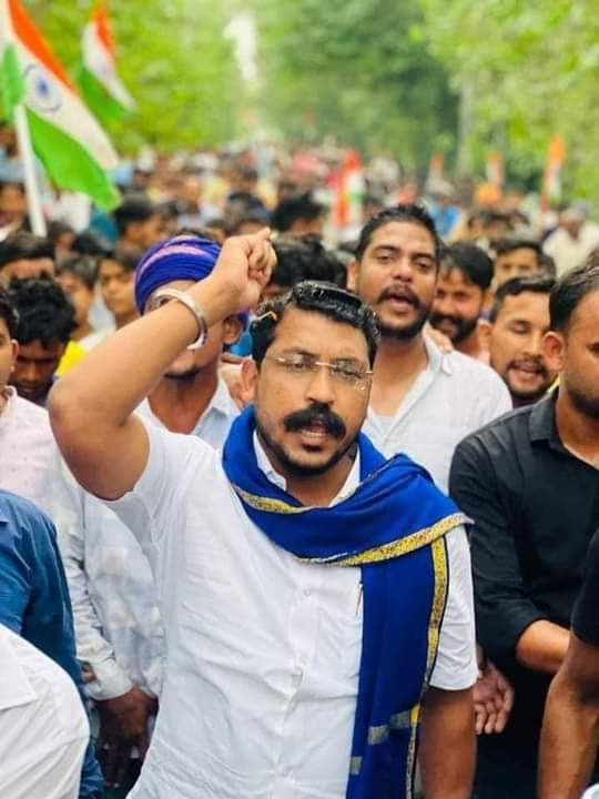 ChampionUmesh's tweet photo. भारतीय सेना के शहीद जवान की अंतिम विदाई में शामिल हुए @BhimArmyChief एडवोकेट चंद्रशेखर आजाद।
आज सहारनपुर (रामखेड़ी) की शान शहीद भाई अनुज कुमार पर हम सबको गर्व है। ऐसे जाबाँज योद्धा को हज़ारों बार नमन। 🙏🙏 @DalitTime @The_Voicemedia @TheNewsBeak @VinayRatanSingh @HimanshuValmi13 https://t.co/aCZlPPr2MD